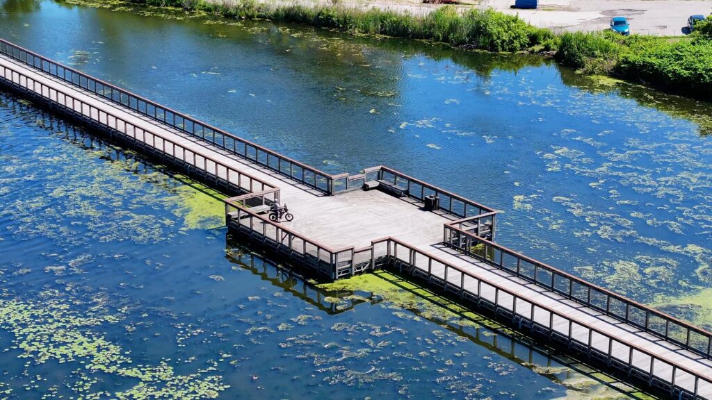 Floating trail with a section in the middle reserved for breaks